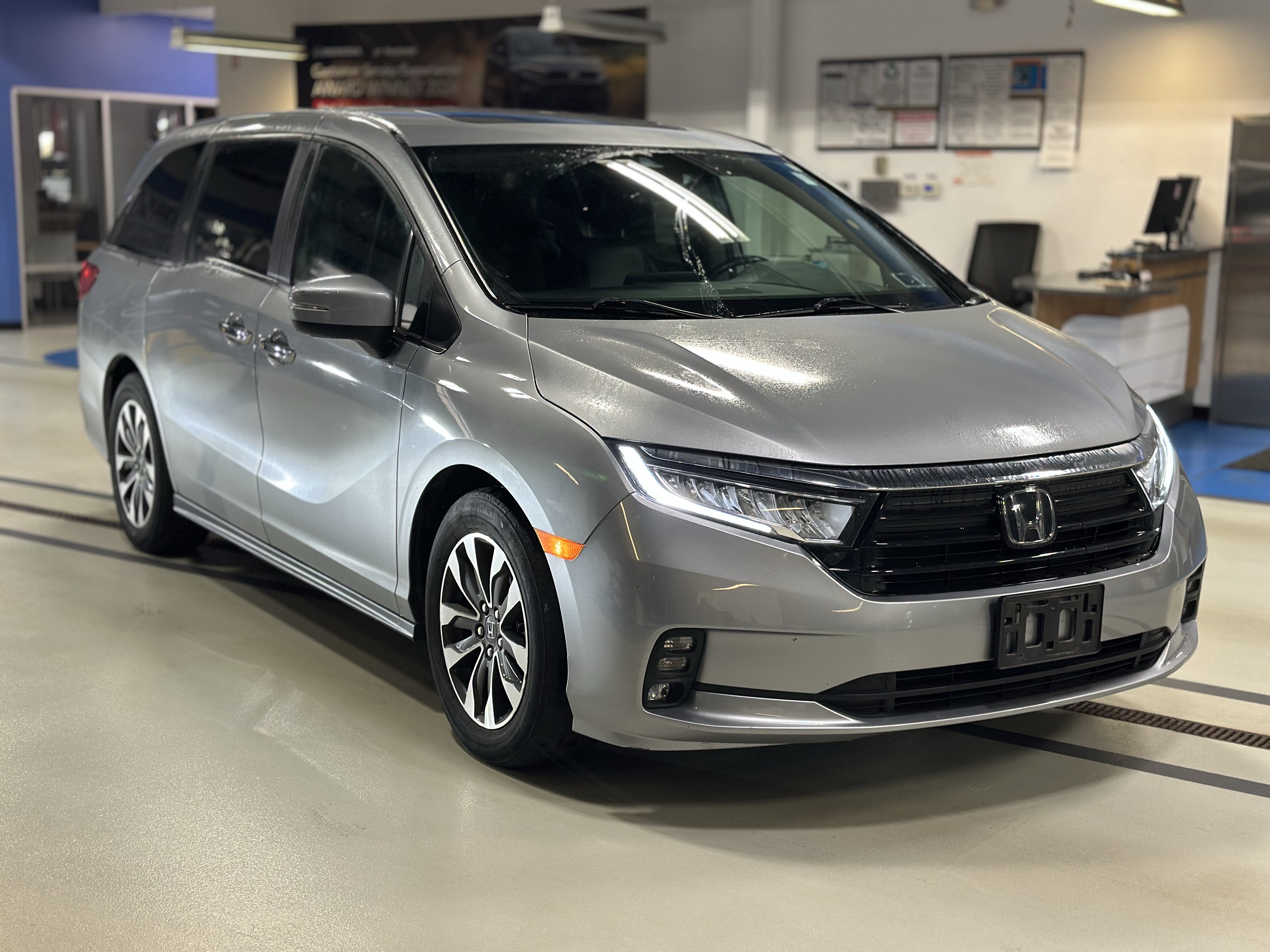 Used 2024 Honda Odyssey EX-L image 3
