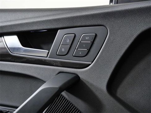Used 2020 Audi Q5 e Premium Plus w/ Premium Plus Package image 26