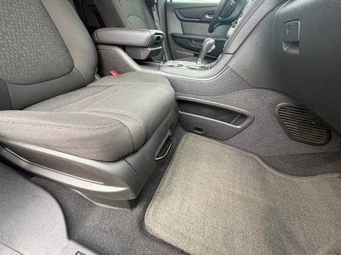 Used 2015 GMC Acadia SLE image 33