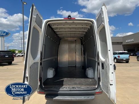 Used 2019 Freightliner Sprinter 170 RWD image 12