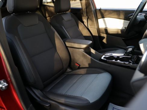 Used 2025 Chevrolet Trax LT w/ LT Convenience Package image 26