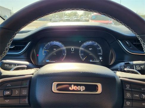 Used 2023 Jeep Grand Cherokee Laredo w/ Luxury Tech Group I image 3