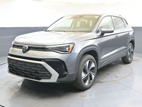 Used 2025 Volkswagen Taos SE AWD/4WD image 1