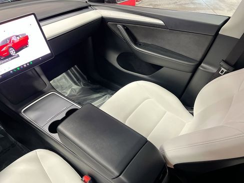 Used 2024 Tesla Model Y Long Range AWD/4WD image 23