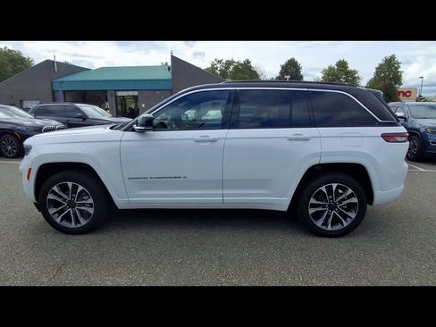 Used 2024 Jeep Grand Cherokee Overland AWD/4WD image 5