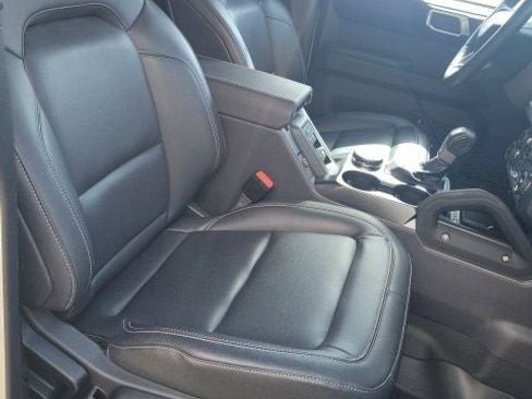 Used 2025 Ford Bronco Badlands image 14