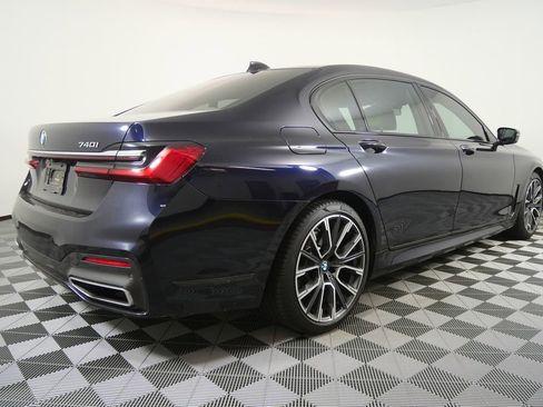 Used 2022 BMW 740i w/ M Sport Package image 3