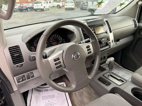 Used 2013 Nissan Frontier SV w/ SV Value Truck Pkg RWD image 11