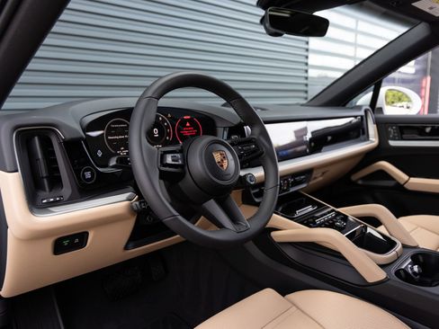 Certified 2026 Porsche Cayenne Coupe AWD/4WD image 4