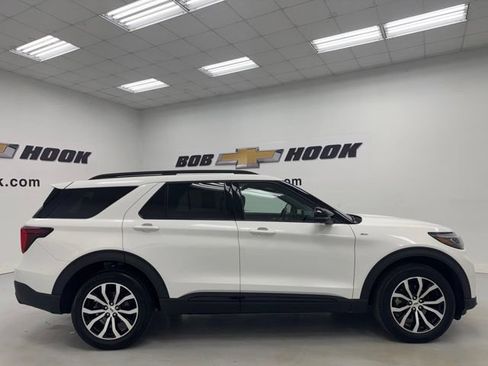 Used 2025 Ford Explorer ST-Line AWD/4WD image 4