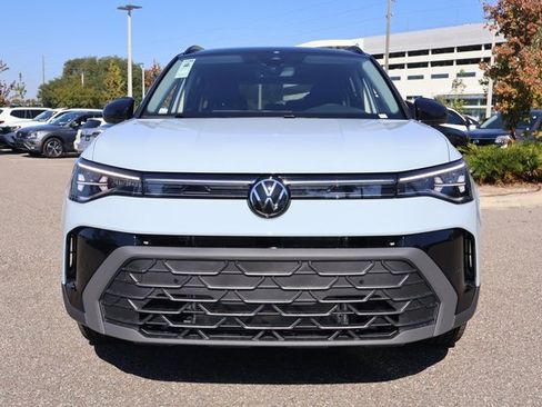 New 2026 Volkswagen Taos SE image 2