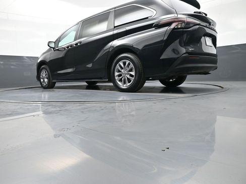 Certified 2025 Toyota Sienna LE image 32