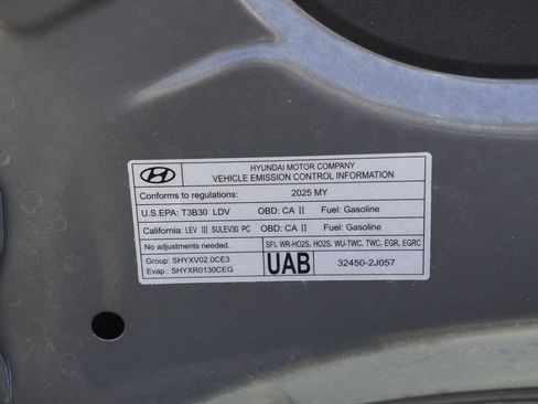 Used 2025 Hyundai Elantra SEL FWD image 29
