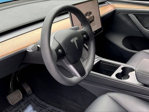 Used 2024 Tesla Model Y Long Range AWD/4WD image 16