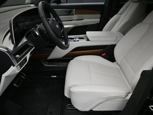 Used 2026 Cadillac Vistiq Luxury w/ LPO, Floor Liner Package image 19