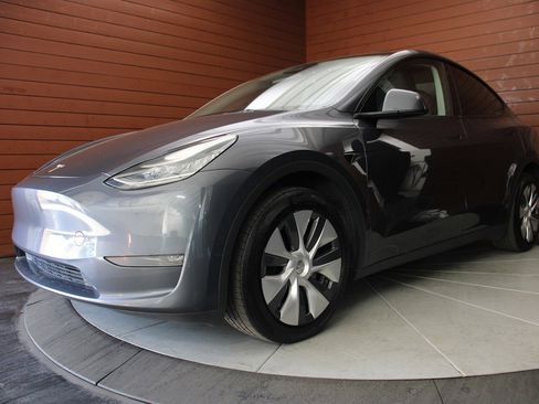 Used 2023 Tesla Model Y Long Range image 41