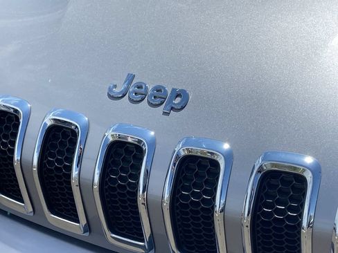 Used 2018 Jeep Cherokee Latitude w/ Safety Group AWD/4WD image 26