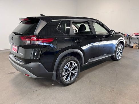 Used 2022 Nissan Rogue SV image 3