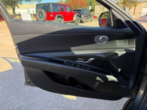 Used 2025 Hyundai Elantra Limited image 21