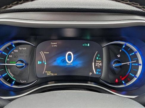 Used 2024 Chrysler Pacifica Select image 11