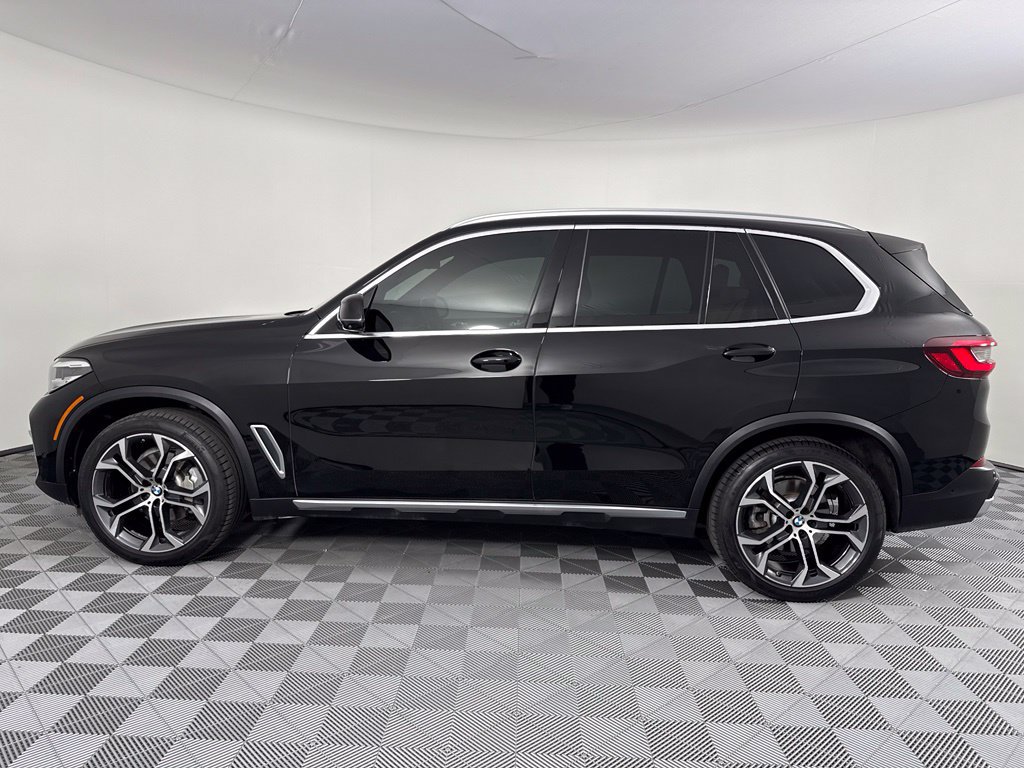 Used 2022 BMW X5 xDrive40i w/ Parking Assistance Package AWD/4WD image 2