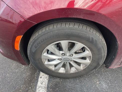 Used 2017 Chrysler Pacifica Touring w/ Tire & Wheel Group image 12