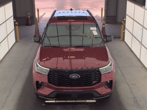 Used 2025 Ford Explorer ST AWD/4WD image 3