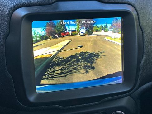 Used 2018 Jeep Renegade Altitude w/ UConnect 8.4 Nav Group AWD/4WD image 20