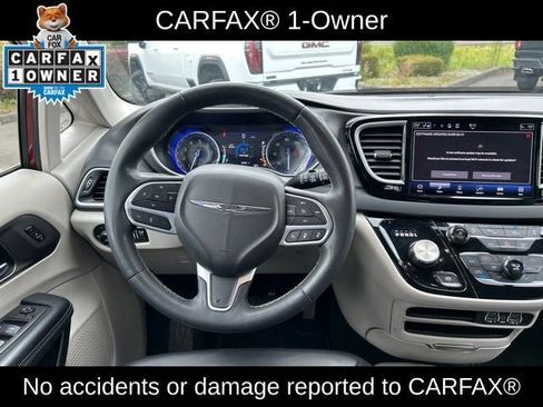 Used 2023 Chrysler Pacifica Touring-L FWD image 4