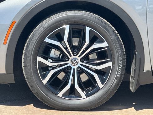 Used 2025 Toyota Crown XLE w/ Carpet Mat Package (TMS) image 27