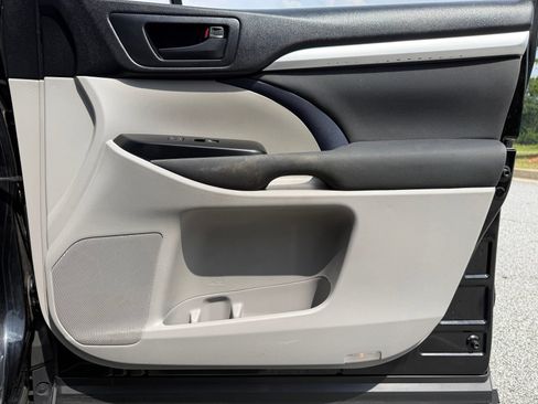 Used 2016 Toyota Highlander LE FWD image 44
