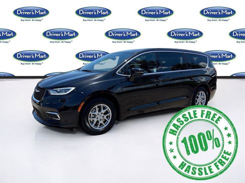 Used 2025 Chrysler Pacifica Select FWD image 3