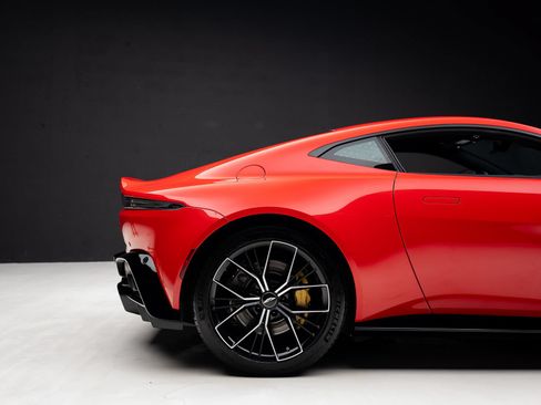 Used 2023 Aston Martin V8 Vantage Coupe RWD image 35