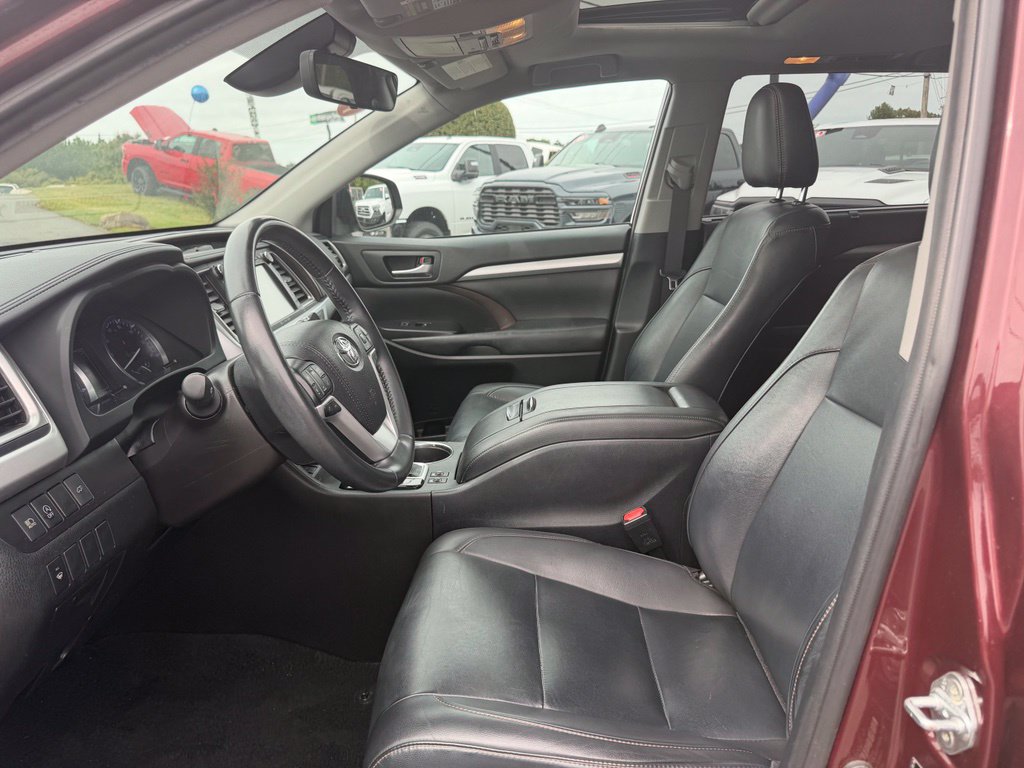 Used 2019 Toyota Highlander XLE FWD image 16