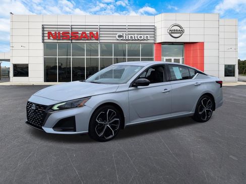 Used 2024 Nissan Altima 2.5 SR w/ SR Premium Package FWD image 7