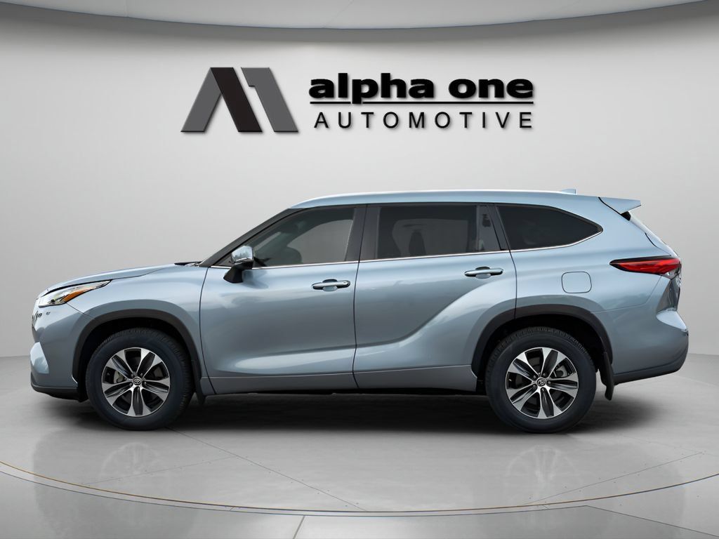 Used 2020 Toyota Highlander XLE AWD/4WD image 11