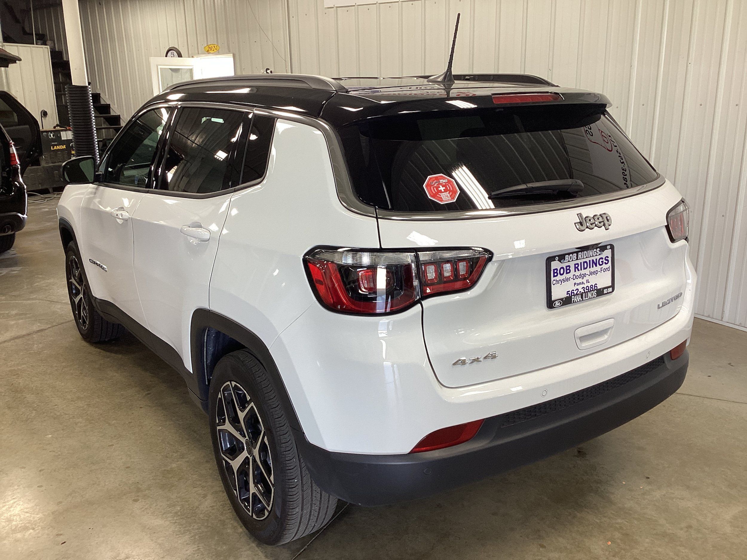 Used 2025 Jeep Compass Limited AWD/4WD image 3