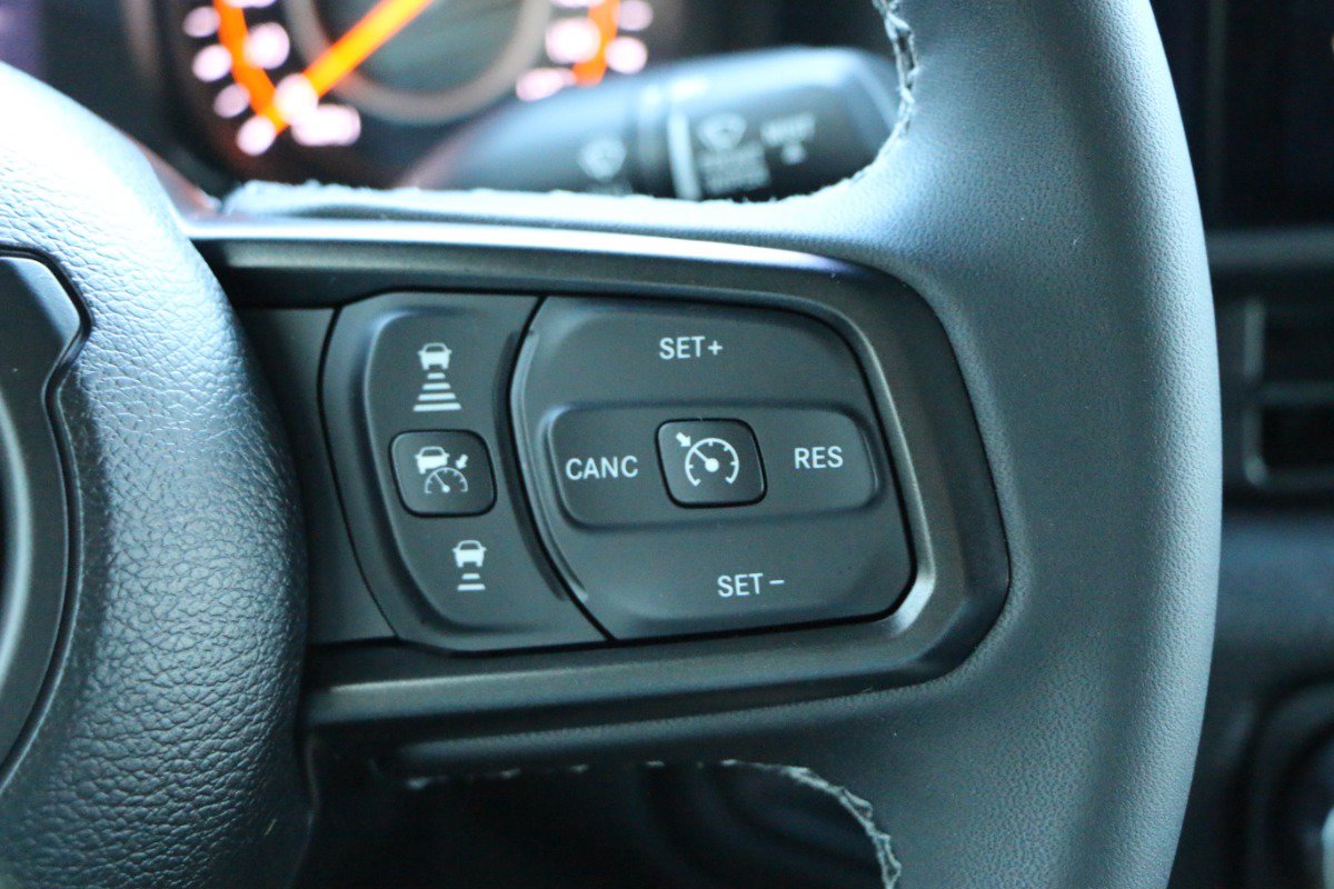 Used 2025 Jeep Gladiator Sport AWD/4WD image 17
