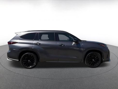 Used 2024 Toyota Highlander XSE FWD image 16