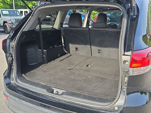 Used 2018 Toyota Highlander LE FWD image 14
