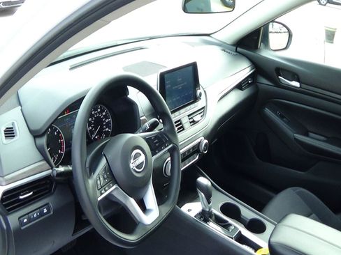 Used 2025 Nissan Altima 2.5 SV FWD image 15
