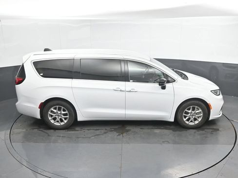 Used 2024 Chrysler Pacifica Touring-L FWD image 41