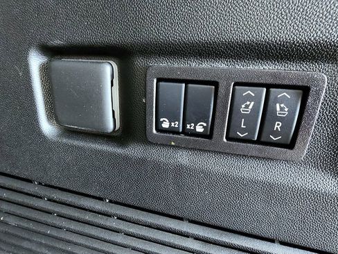 Used 2025 Chevrolet Suburban Premier AWD/4WD image 10