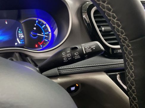 Used 2023 Chrysler Pacifica Touring-L image 23