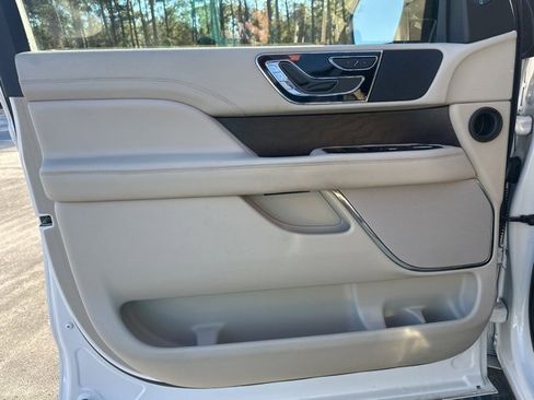 Used 2018 Lincoln Navigator Select w/ Technology Package image 12