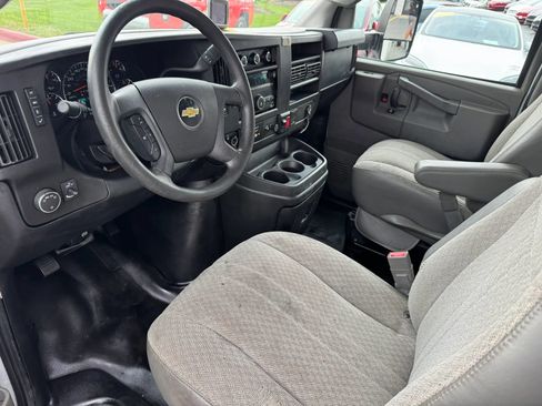 Used 2017 Chevrolet Express 4500 Extended RWD image 11