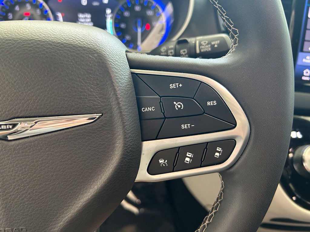 Used 2024 Chrysler Pacifica Touring-L FWD image 43