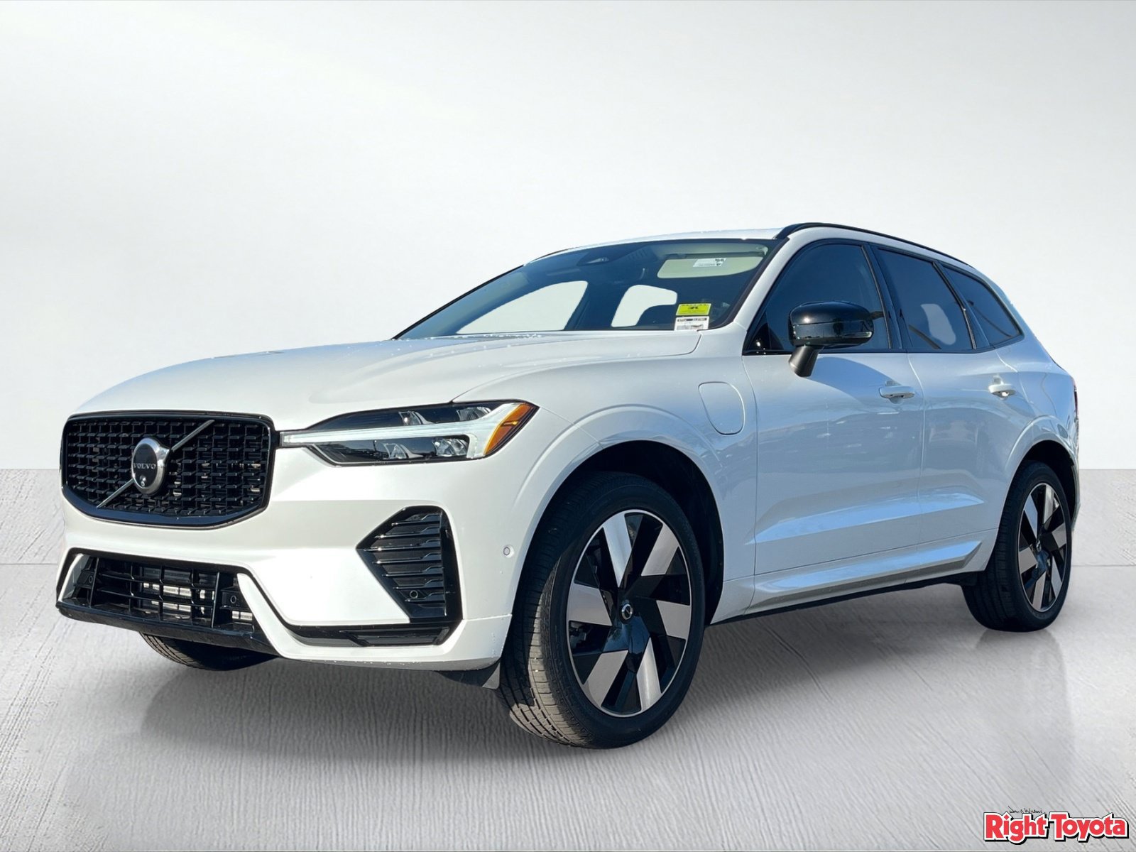 Used 2025 Volvo XC60 T8 Plus AWD/4WD image 2