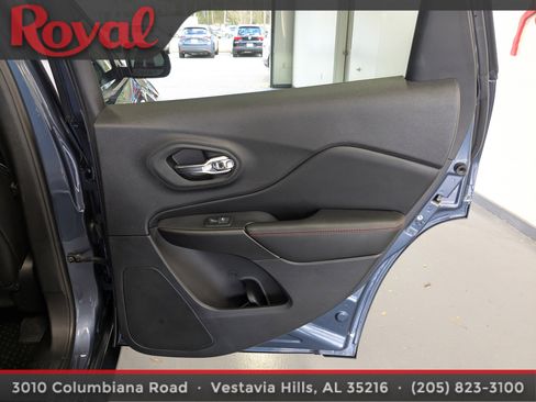 Used 2019 Jeep Cherokee Trailhawk image 9