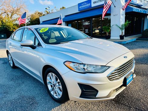 Used 2019 Ford Fusion SE image 1